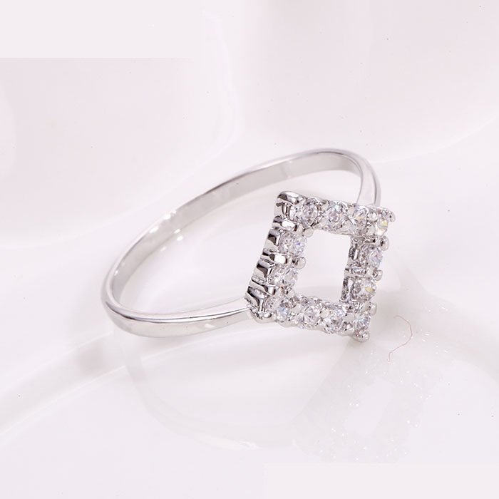 Elegant ring med mange zirkoner belagt med hvidguld-12566