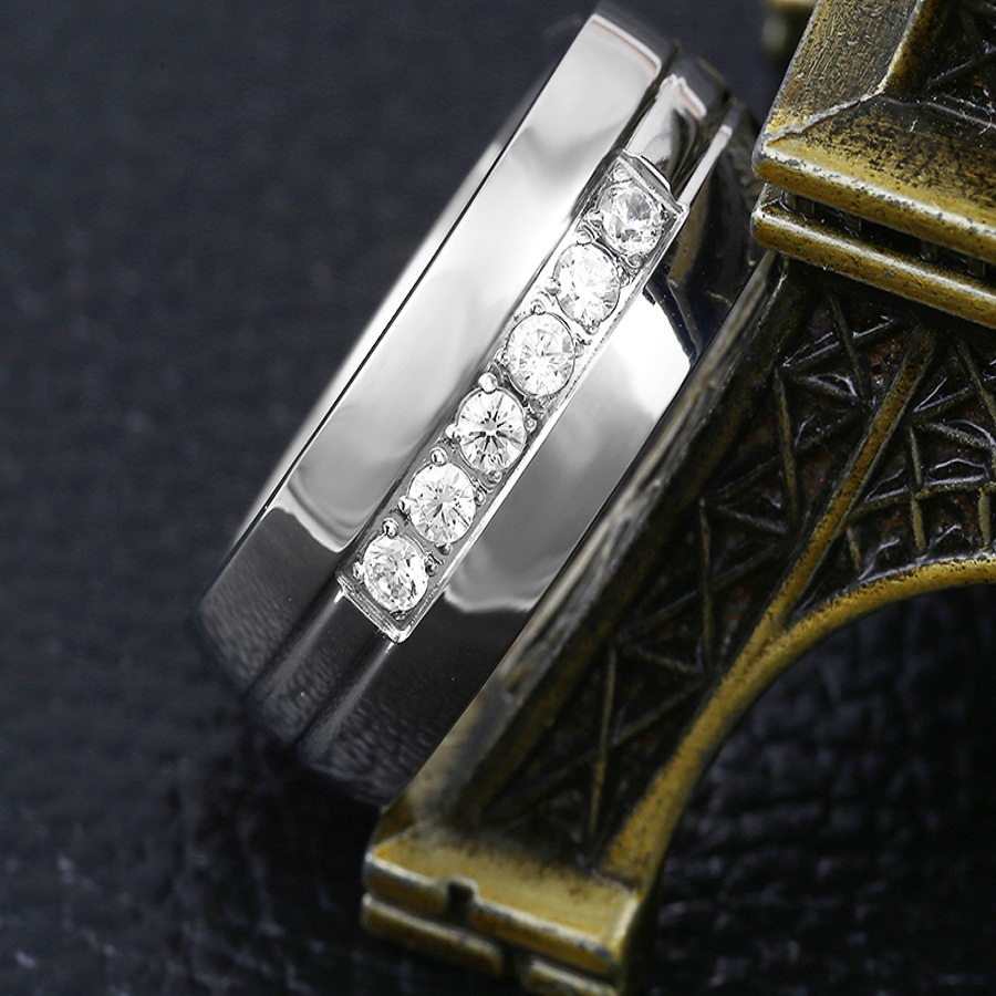 Kraftig ring i stainless steel med 6 flotte hvide zirkoner-13987
